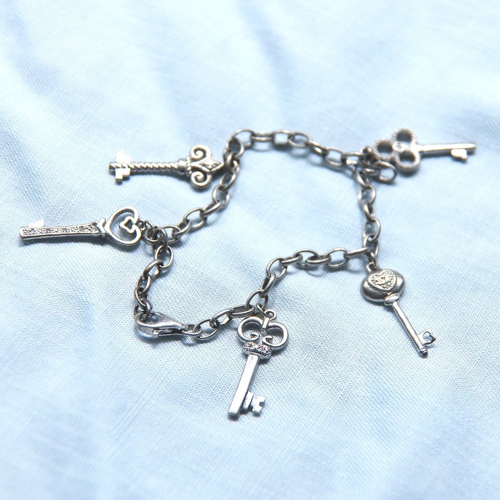 Kay Jewelers Key Charm Bracelet w. Cubic Zirconia